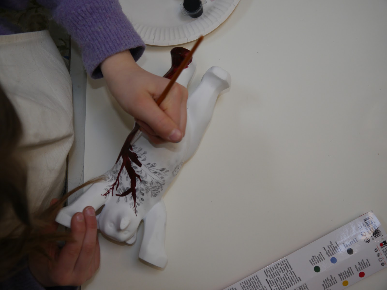 Bären bemalen – Buddy Bär mit feinem Baummotiv wird von Hand bemalt