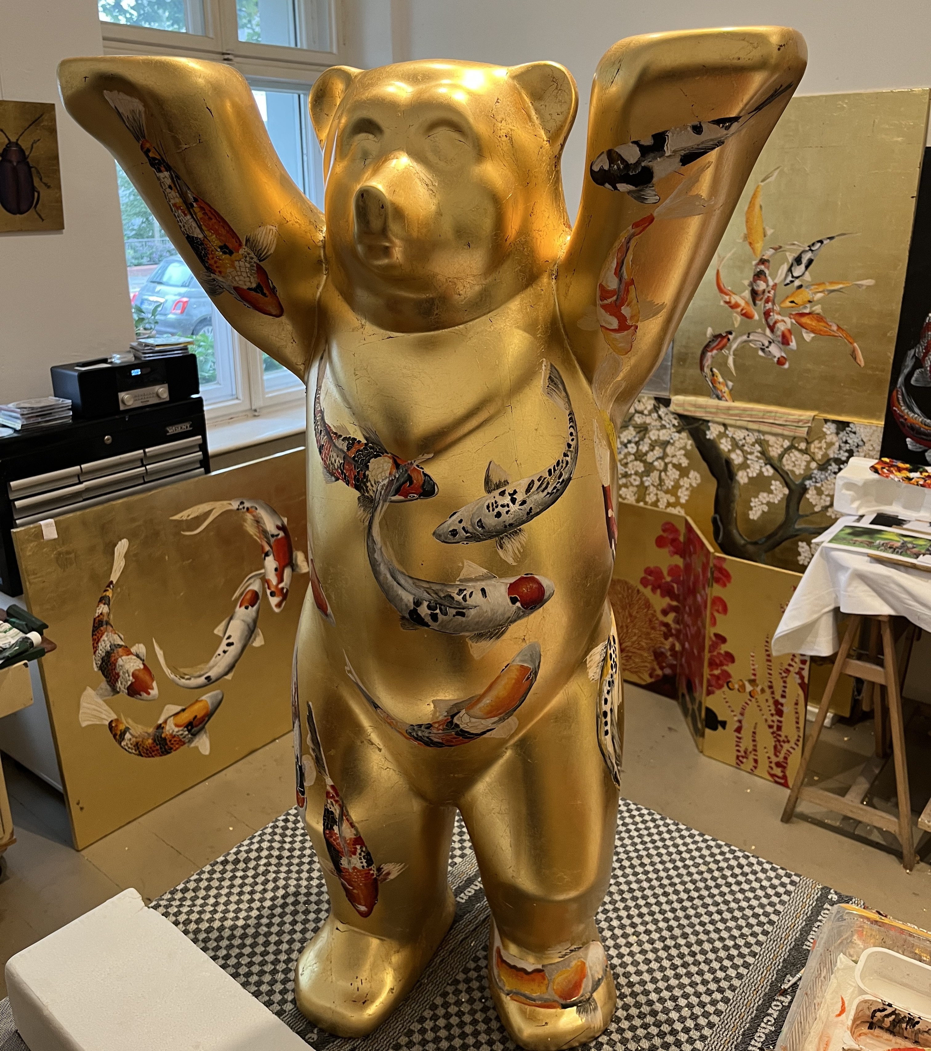 Der vergoldete Koi-Bear, 1m